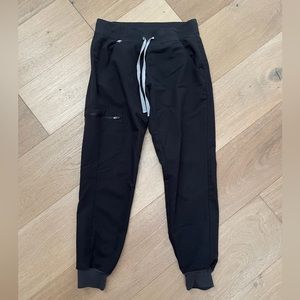 FIGS women’s scrub bottom in black; jogger